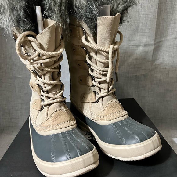Sorel. Joan of Arctic Boots in Oatmeal. Like New, used once in box - Picture 1 of 4